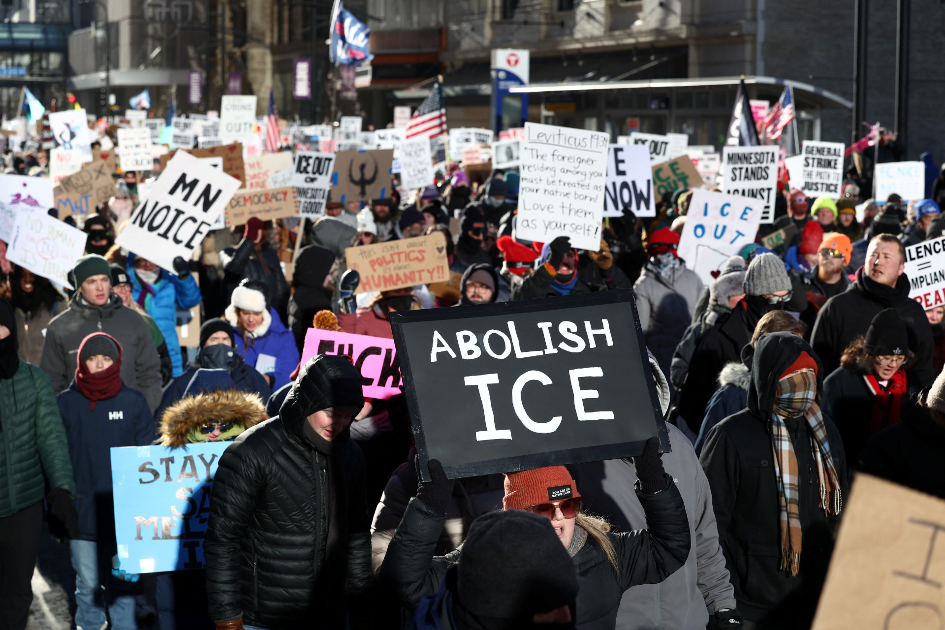 Pessoas participam de um protesto 
