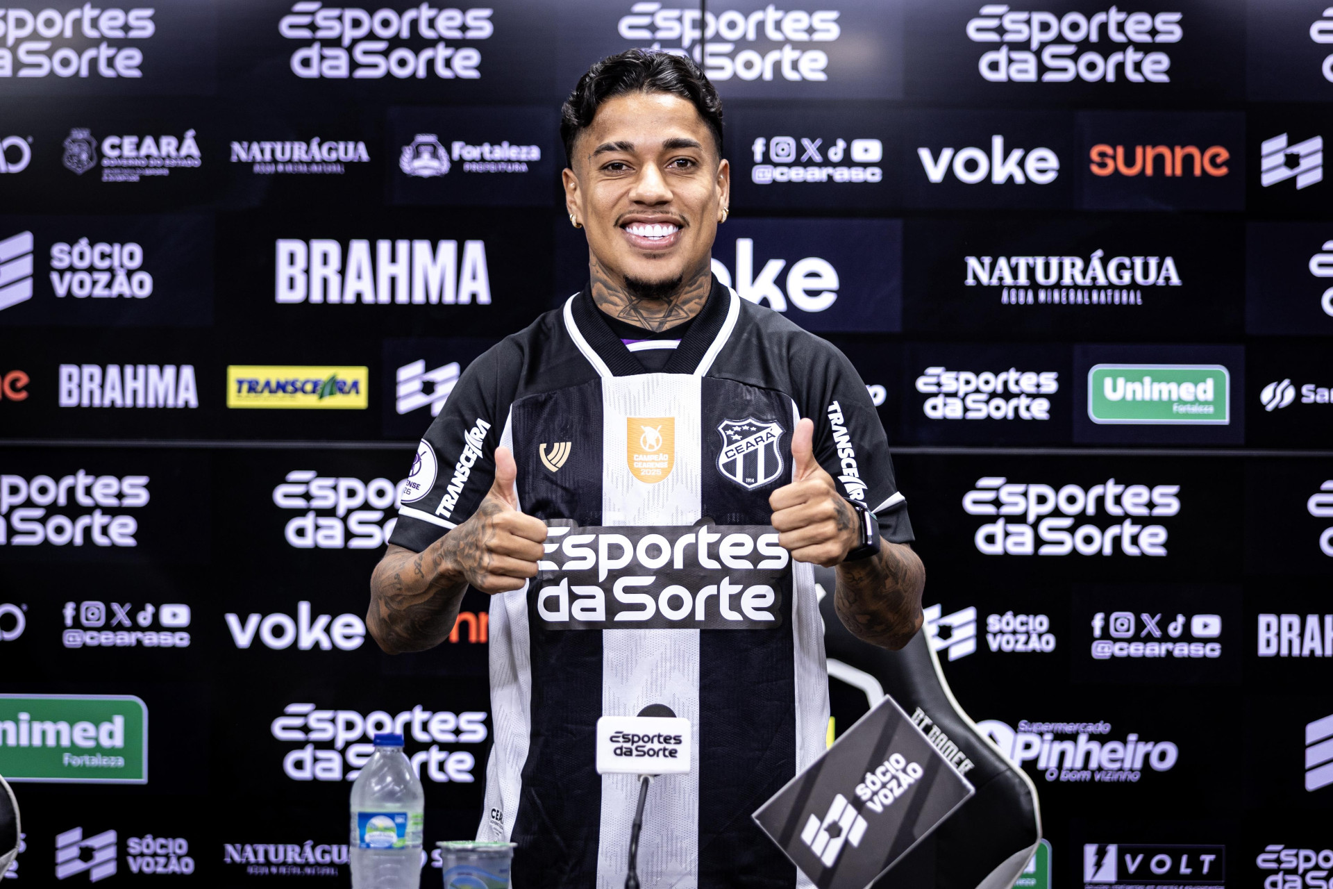 O atacante Matheusinho foi apresentado oficialmente pelo Ceará  (Foto: Gabriel Silva/Ceará SC)