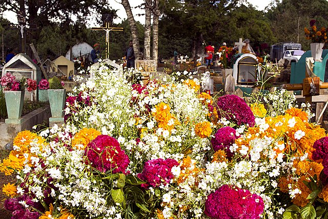 A mudança para a comemoração atual provém da conquista dos espanhóis, que, chocados com os rituais pagãos, mudaram para algo mais próximo do “Dia de todos os santos”
