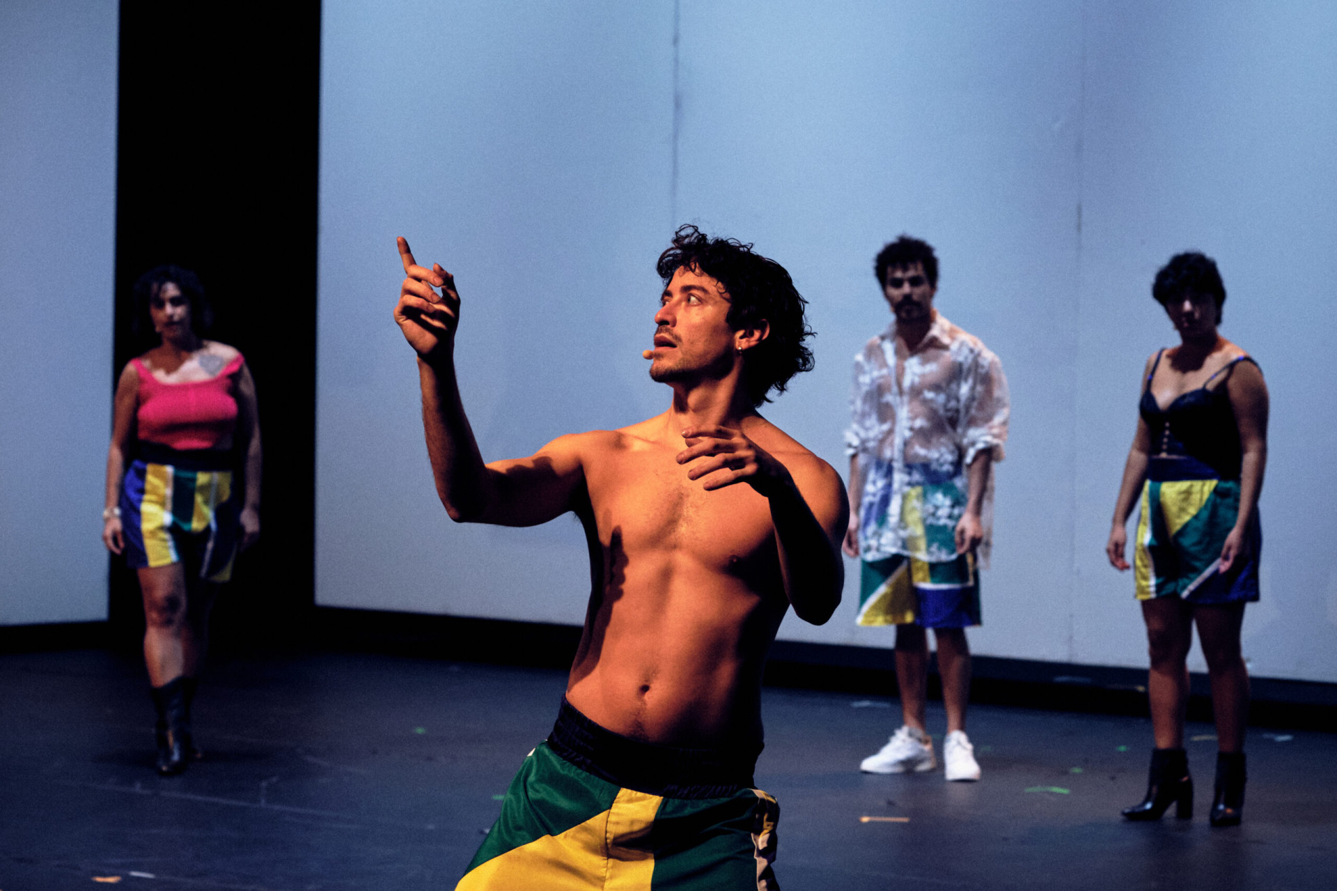 Protagonizada por Jesu&iacute;ta Barbosa, pe&ccedil;a "Sonho El&eacute;trico" &eacute; apresentada em Fortaleza no final de fevereiro e tem elenco formado tamb&eacute;m por Jessyca Meireles, Idylla Silmarovi e Cleom&aacute;cio In&aacute;cio