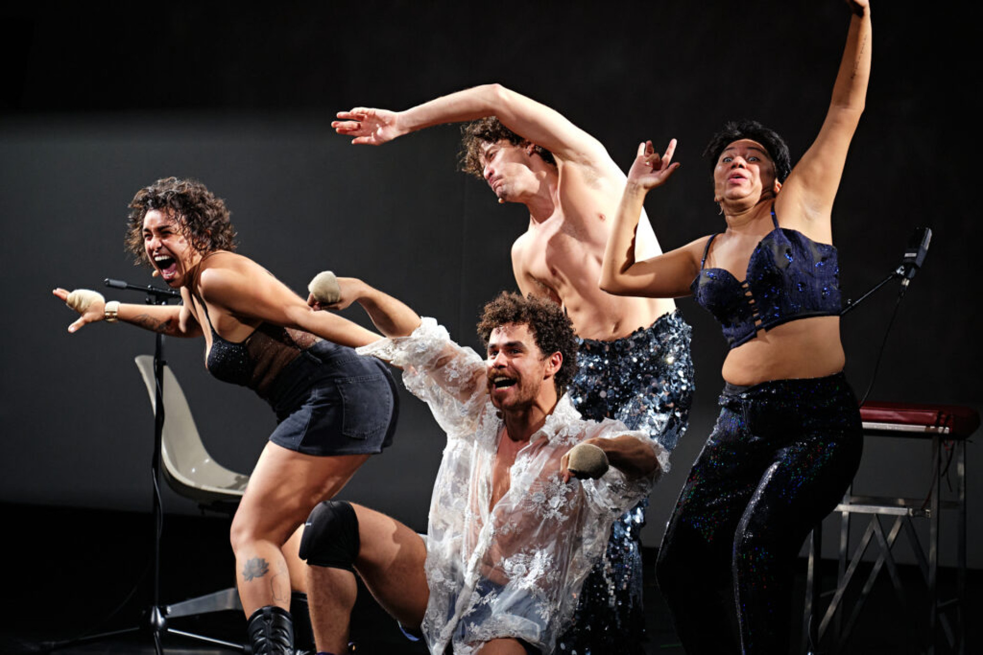 Protagonizada por Jesu&iacute;ta Barbosa, pe&ccedil;a "Sonho El&eacute;trico" &eacute; apresentada em Fortaleza no final de fevereiro e tem elenco formado tamb&eacute;m por Jessyca Meireles, Idylla Silmarovi e Cleom&aacute;cio In&aacute;cio