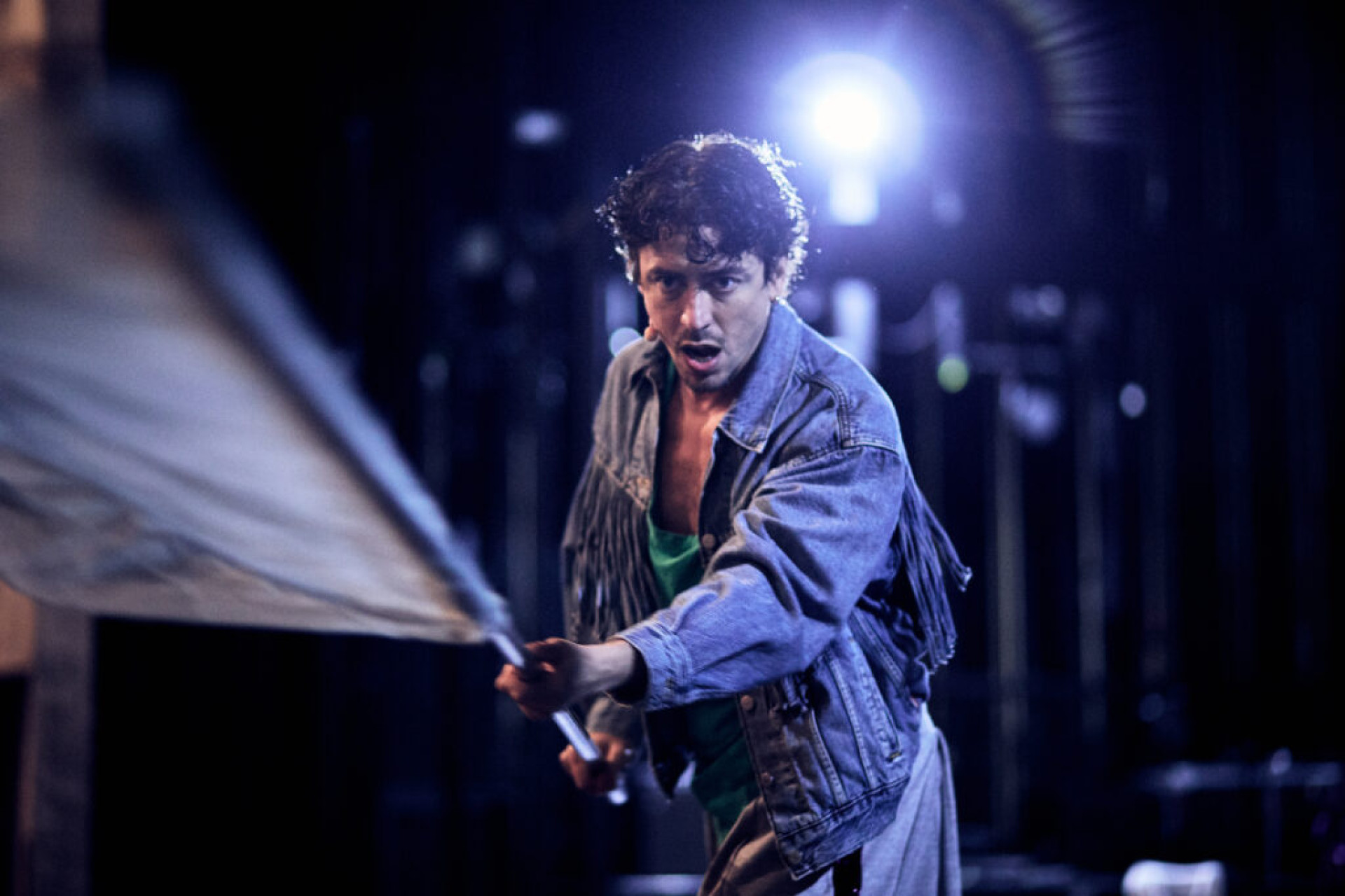 Protagonizada por Jesu&iacute;ta Barbosa, pe&ccedil;a "Sonho El&eacute;trico" &eacute; apresentada em Fortaleza no final de fevereiro e tem elenco formado tamb&eacute;m por Jessyca Meireles, Idylla Silmarovi e Cleom&aacute;cio In&aacute;cio