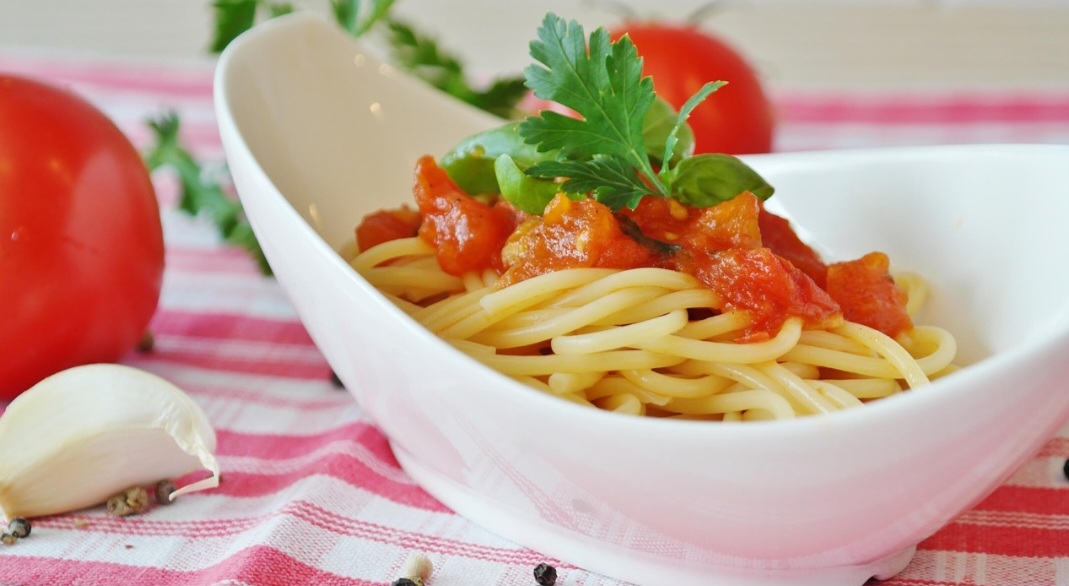 Os tomates carmem, holandês, débora, cereja, sweet grape, pera e caqui, por exemplo, são excelentes opções para a salada do dia a dia. 
