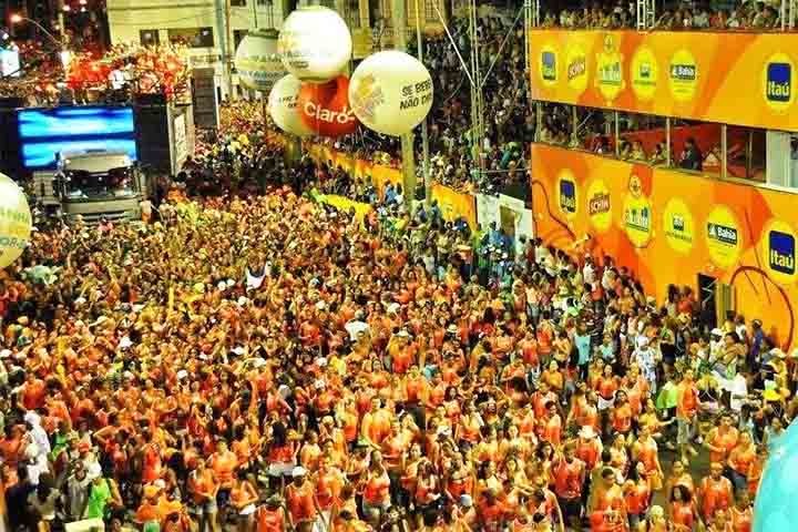 <p>Um dos grupos mais emblemáticos da Bahia, o Ara Ketu surgiu em Salvador em 1980 como bloco afro. Transformado em banda em 1987, sempre carregando consigo a força da cultura popular, conquistou espaço no Carnaval e na memória afetiva de milhões de brasileiros.</p>
<p>&nbsp;</p>
