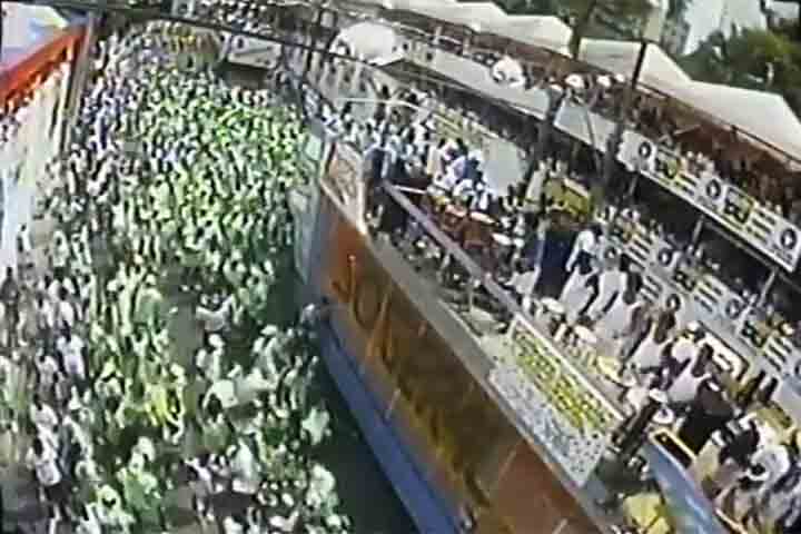 Nos primeiros anos, o Ara Ketu brilhou nos desfiles de Salvador, faturando títulos de campeão já em 1981 – a vitória foi seguida por outras conquistas até 1983. A energia contagiante e batida marcante atraíam multidões, tornando-o essencial no Carnaval, que virou palco de sua afirmação cultural.
