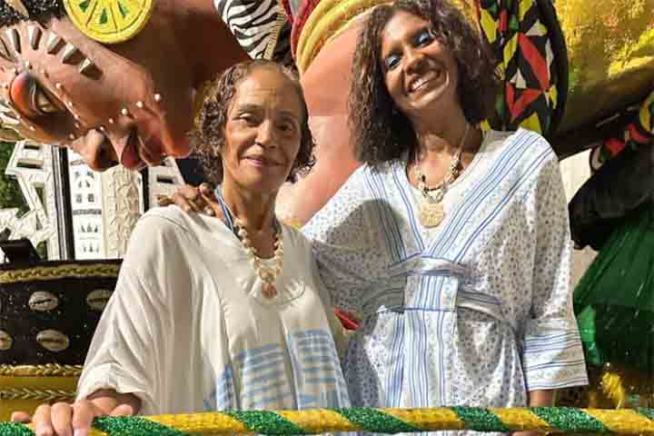 A fundadora Vera Lacerda, mulher negra, suburbana e ligada ao candomblé, enfrentou preconceitos ao criar o bloco. Sua coragem, vista como ousadia, a fez transformar o Ara Ketu em símbolo de empoderamento. E escolher o Dia Internacional da Mulher para a fundação reforça essa luta.
