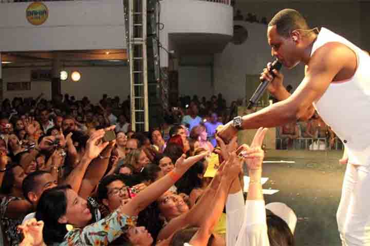 Com hits como “Ara Ketu é bom demais” e “Pipoca”, o grupo conquistou o Brasil nos anos 1990. Suas músicas embalavam festas e rádios, tornando-se trilha sonora de uma geração. A mistura de ritmos e letras alegres consolidou o Ara Ketu como ícone do axé.
