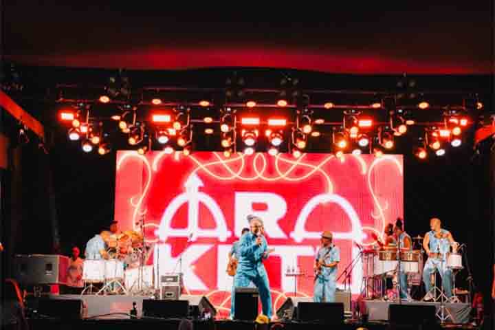 O grupo, entretanto, não se limitou ao Brasil. Ao levar sua música para palcos internacionais com apresentações em países da Europa e América, divulgou a força da cultura baiana. Essa expansão reforçou sua relevância como embaixador do Carnaval e da música afro-brasileira.
