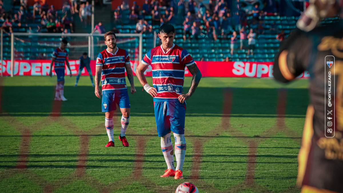 Bareiro, atacante do Fortaleza, cobra pênalti durante o confronto com o Iguatu, na segunda rodada da segunda fase do Campeonato Cearense, no estádio Presidente Vargas (PV), em Fortaleza