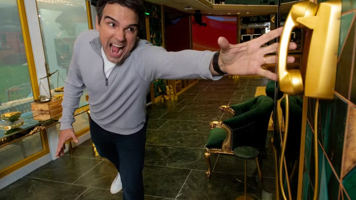 A dinâmica do 3º Paredão do BBB 26 é intensa, com quatro toques do Big Fone. Tadeu Schmidt anunciou o último toque neste sábado, 31