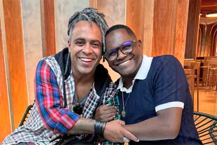 Ao longo dos anos, o grupo teve diferentes formações, com nomes como Tatau, Larissa Luz e Érico Brás entre os ex-integrantes. Atualmente, Guga Camamfeu é o vocalista. Essa renovação constante mantém o Ara Ketu vivo e dinâmico.
