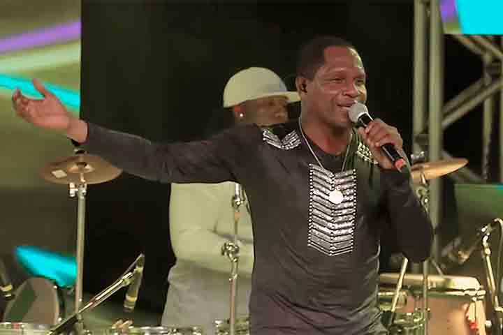 O legado do Ara Ketu está em suas músicas atemporais, que continuam a ser lembradas e cantadas. Canções como “Mal Acostumado”, por exemplo, marcaram época e ainda embalam festas e celebrações. Esse repertório é parte da memória coletiva brasileira.
