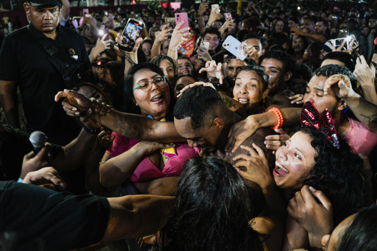￼NO PRÉ-CARNAVAL na Praia de Iracema, o cantor da Banda O Kanalha desceu do palco e foi cantar e brincar com o público que lotou o aterrinho, em Fortaleza 