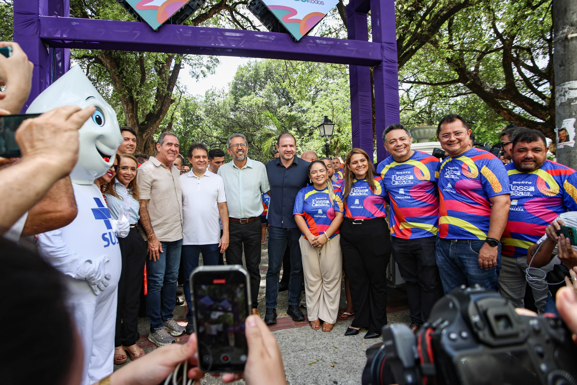 FORTALEZA, CEARÁ,  BRASIL- 31.01.2026:   Vereadores(as) Aglaylson, Mari Lacerda, Deputado Federal Luiz Gastão, Chagas Vieira - Sec Casa Civil, Elmano de Freitas - Governador do Estado do Ceará, Evandro Leitão - Prefeito de Fortaleza, Léo Couto - Presidente da Câmara Municipal de Fortaleza..  Vereador Leo Couto leva serviços ao Passeio Público - Praça dos Mártires (R. Dr. João Moreira, Centro), e anuncia local da nova sede da Câmara Municipal de Fortaleza. (Daniel Galber/Especial para O POVO)