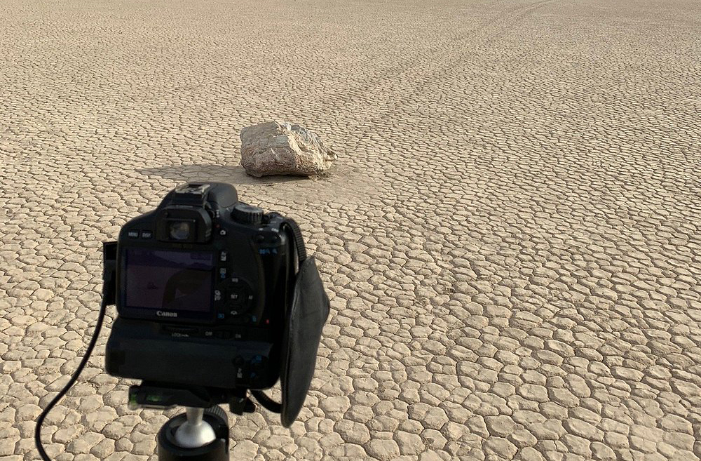 Em 2014, pesquisadores instalaram câmeras e sensores para monitorar a Racetrack Playa. Pela primeira vez, conseguiram registrar pedras se movendo diante das lentes. O fenômeno ocorreu após chuvas e congelamento, confirmando a teoria do gelo e vento. As imagens mostraram que não há forças sobrenaturais envolvidas, apenas física natural. Essa descoberta encerrou décadas de especulação científica.
