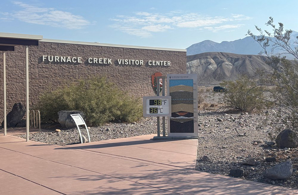 O Vale da Morte é conhecido por registrar algumas das temperaturas mais altas do planeta. Em 1913, a região marcou 56,7 graus em Furnace Creek, recorde mundial por décadas. O calor intenso torna a visita desafiadora, especialmente no verão. Ainda assim, turistas se aventuram para conhecer o deserto mais quente da América do Norte. O clima extremo reforça a aura de lugar inóspito e fascinante.
