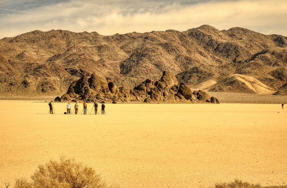 O mistério das pedras deslizantes atrai milhares de curiosos todos os anos. Mesmo sem ver o movimento em tempo real, os rastros impressionam. Guias turísticos relatam que muitos visitantes descrevem a sensação de estar em um lugar mágico. O fenômeno é uma das principais atrações do Vale da Morte. Assim, a curiosidade humana transforma o deserto em palco de descobertas.
