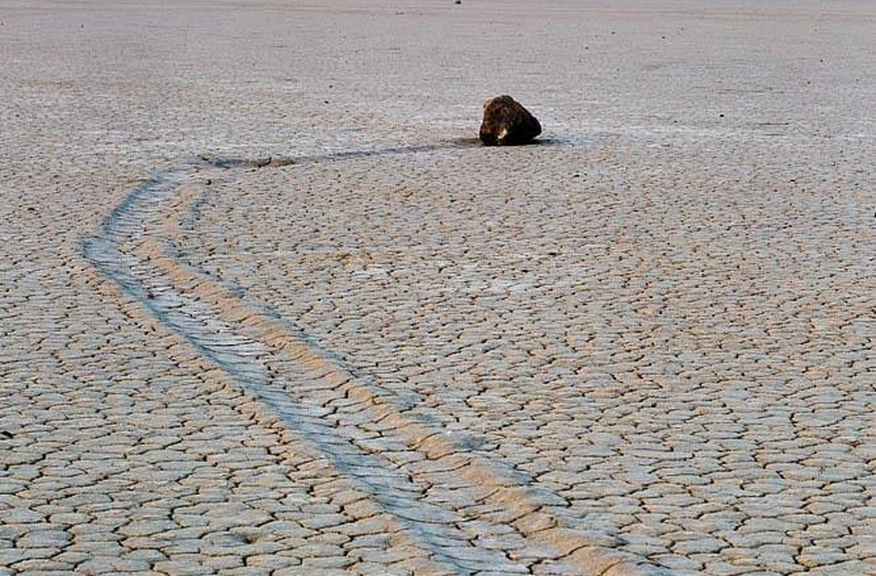 O fenômeno das pedras deslizantes já inspirou livros, documentários e programas de TV. Muitas vezes é retratado como um mistério sobrenatural ou enigma científico. Essa aura de mistério alimenta o imaginário coletivo e aumenta o interesse pelo local. A Racetrack Playa tornou-se símbolo da busca por respostas na natureza e sua fama ultrapassa fronteiras e gerações.
