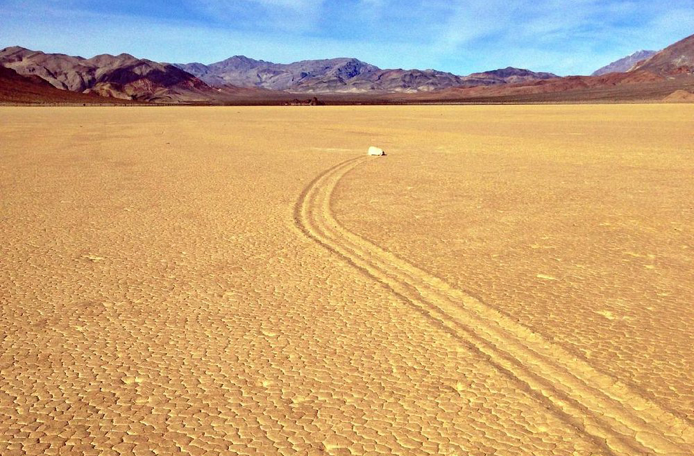 Embora único, o fenômeno da Racetrack Playa tem paralelos em outros desertos. Em algumas regiões da Bolívia e do Chile, pedras também deixam rastros em lagos secos. No entanto, nenhum lugar apresenta condições tão perfeitas quanto o Vale da Morte. Isso reforça a singularidade da área californiana. A Racetrack Playa é, de fato, um laboratório natural raro.
