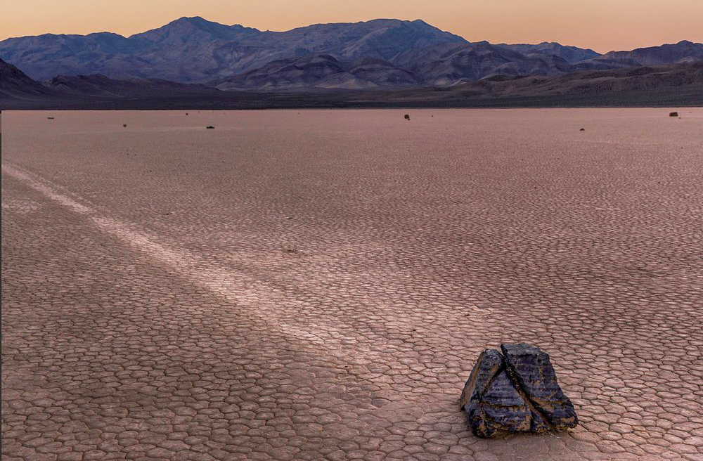 Os registros começaram no início do século 20, quando exploradores notaram os rastros das pedras. Surgiram, assim, teorias que iam de ventos intensos a magnetismo oculto. Pesquisadores passaram décadas a tentar observar o fenômeno, mas as condições eram raras e difíceis de registrar. Somente em tempos recentes, experimentos controlados puderam oferecer explicações mais sólidas e convincentes.
