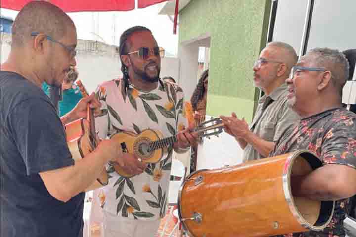 Nascido em 25/12/1969 e criado em Pilares, bairro da Zona Norte carioca, ele carrega no próprio nome artístico a marca de suas raízes. Sua infância foi permeada por encontros musicais, o que lhe deu desde cedo a percepção de que o samba seria, além de uma paixão, um caminho de vida.
&nbsp;
&nbsp;
