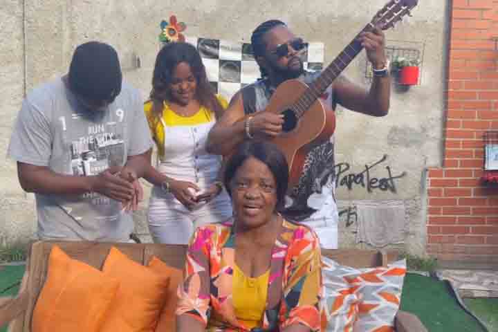 Ainda jovem, Xande passou a vivenciar a música por meio de sua mãe, que cantava em rodas de samba. Aos poucos, ganhou espaço nos encontros em comunidades, mostrando talento como cantor e compositor, com a autenticidade de quem conta a realidade do povo e traduz emoções em versos.
