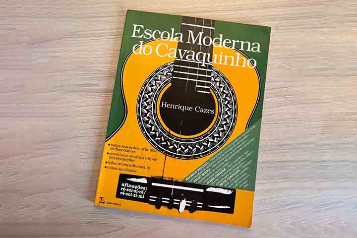 Autodidata, aprendeu cavaquinho com o livro “Escola Moderna do Cavaquinho”, de Henrique Cazes. O instrumento, aliás, se tornaria parte de sua identidade artística. A vivência, ao desenvolver improviso em versos com a Folia de Reis, lhe deu naturalidade para compor e interpretar sambas autênticos.
