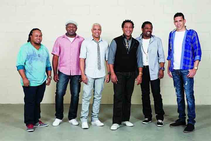 Integrou os grupos Riacho e Tela Quente até que, em 1992, fundou o Revelação, destacando-se como cavaquista e cantor, o que lhe deu projeção nacional. O grupo tornou-se um fenômeno do samba e pagode, com sucessos como “Deixa Acontecer” nos anos 2000. Ficou no Revelação de 1991 até 2014.
