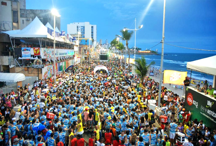 Carlinhos Brown é presença constante nos trios elétricos do Carnaval de Salvador, onde sua energia contagia multidões. Ao misturar ritmos e interagir com o público, ele viu sua imagem estar indissociavelmente ligada à festa. Assim, o Carnaval tornou-se palco privilegiado de sua criatividade.
