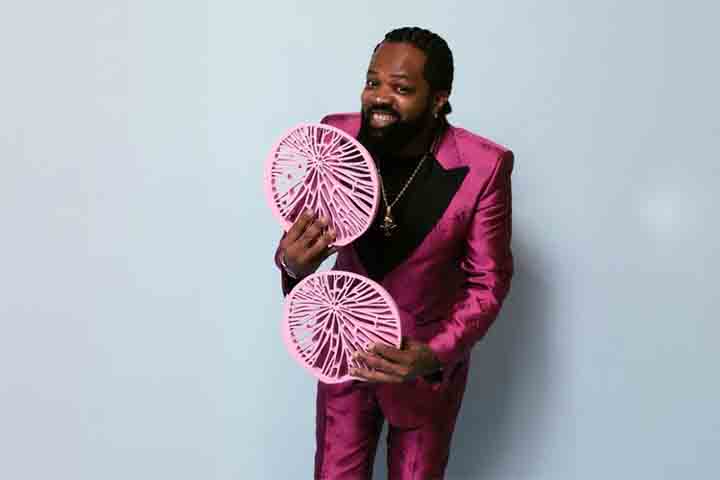 Laureado no Prêmio da Música Brasileira em 2015, Xande já cantou – e fez gravações – ao lado de grandes nomes da música, como Zeca Pagodinho, Arlindo Cruz e Jorge Aragão. Parcerias que não apenas enriqueceram sua obra, mas o fortaleceram no universo do samba.

