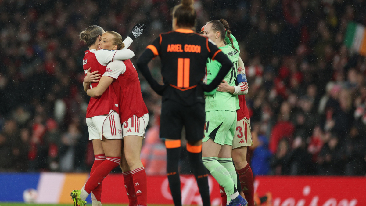 Jogadoras do Arsenal comemoram o fim da prorrogação na final da Copa dos Campeões Feminina da FIFA entre Arsenal e Corinthians, no Emirates Stadium, em Londres, em 1º de fevereiro de 2026