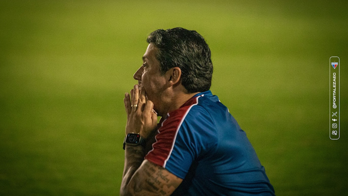 Thiago Carpini demonstra irritação com postura do Iguatu e critica arbitragem. 