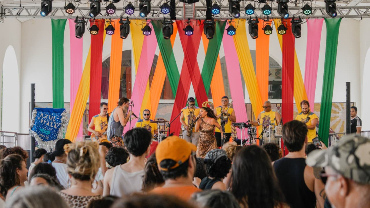 Banda Bode Beat se apresenta no Baile de M&aacute;scaras, no Carnaval do Teatro S&atilde;o Jos&eacute;. (Foto: Fernanda Barros/ O Povo)