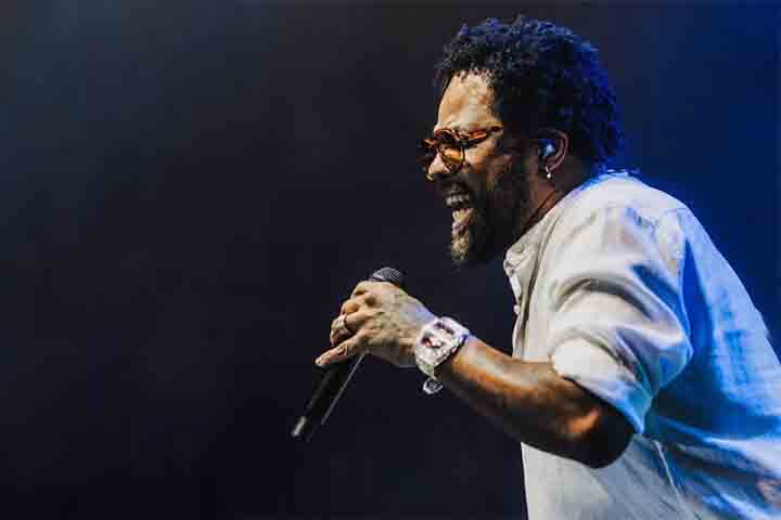 Inspirado por nomes como Cartola, Candeia e Zeca Pagodinho, Xande de Pilares tornou-se símbolo cultural. Sua obra, que  reflete respeito às raízes do samba, influencia novos artistas e ajuda a manter o gênero pulsante, mostrando que tradição e modernidade podem caminhar juntas.
