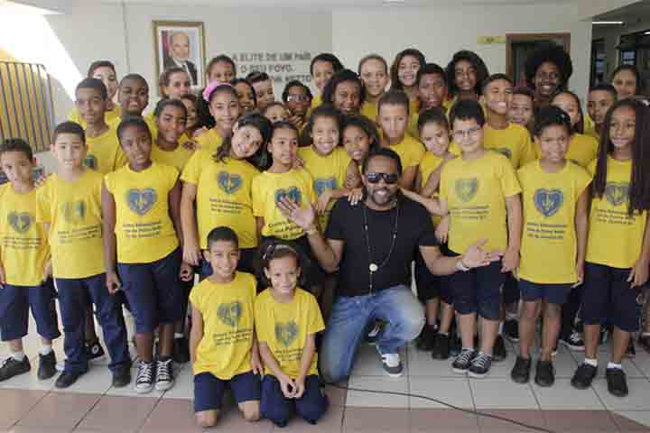 Autor de diversos sambas, Xande de Pilares tem composições próprias que foram gravadas por outros artistas renomados. Além disso, ele se vê envolvido em iniciativas culturais e sociais ligadas ao samba e apoia a valorização das comunidades e da juventude.

