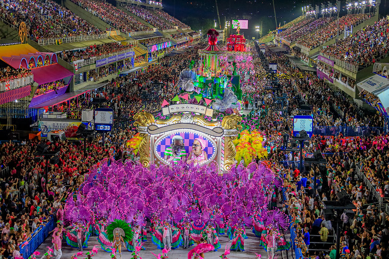 Cada agremiação levará à avenida não apenas seus enredos e fantasias, mas também a força de seus intérpretes oficiais, que conduzem o canto coletivo e dão vida ao samba-enredo.
