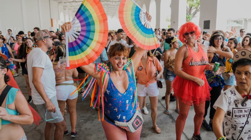 Para uma folia segura, veja como denunciar racismo...