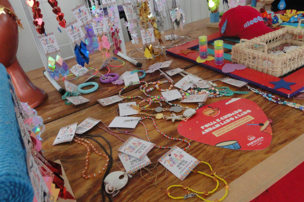 Brincos, leques, body chains e acess&oacute;rios coloridos s&atilde;o os favoritos do p&uacute;blico na hora de se preparar para cair na folia (Foto: Mateus Mota)