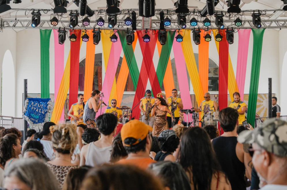 O pr&eacute;-carnaval na Esta&ccedil;&atilde;o das Artes deste domingo, 1, foi ao som de Iracema Bode Beat(Foto: FERNANDA BARROS)