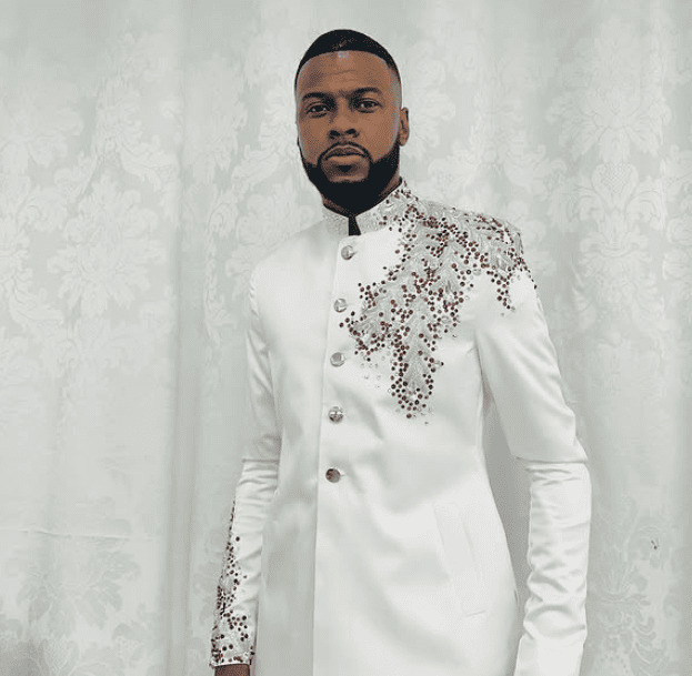 Dowglas Diniz – Sua trajetória como “cria da Mangueira” reforça o vínculo afetivo entre cantor e escola a fim de dar autenticidade ao samba-enredo “Mestre Sacacá do Encanto Tucuju – o Guardião da Amazônia Negra”. Teve passagens como puxador na Engenho da Rainha.
