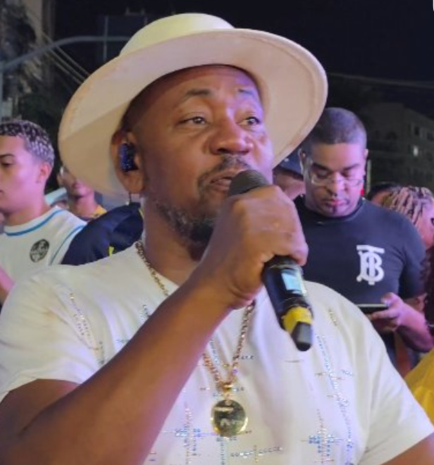 Pixulé – Com voz potente e carismática, segue na Paraíso do Tuiuti, a azul e amarelo de São Cristóvão em 2026. Ele será o intérprete do enredo “Lonã Ifá Lukumi”, que conta a história de uma vertente religiosa afro-cubana que vem sendo redescoberta no Brasil.
