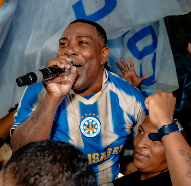 Tinga – Conhecido pelo grito de guerra “Solta o bicho!”, é um dos principais cantores de samba-enredo do Carnaval carioca e será o intérprete de “Macumbembê, Samborembá: Sonhei que um Sambista Sonhou a África”, pela Vila Isabel.
