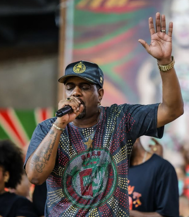 Evandro Malandro – Assume o microfone da Grande Rio, trazendo juventude e energia para conduzir o canto da tricolor de Caxias no enredo “A Nação do Mangue”. Sua voz firme e estilo moderno dialogam com a proposta ousada da escola.
