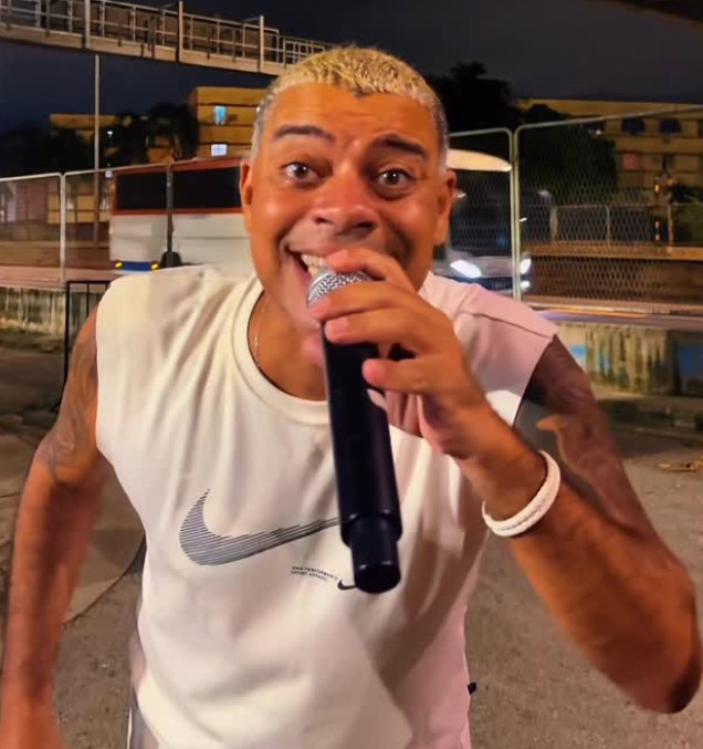 Emerson Dias – Na estreia da Acadêmicos de Niterói no Grupo Especial, o intérprete trará sua experiência obtida na Grande Rio e Salgueiro. Reconhecido por sua voz potente e carisma, conduzirá o enredo “Do Alto do Mulungu Surge a Esperança: Lula, o Operário do Brasil”.
