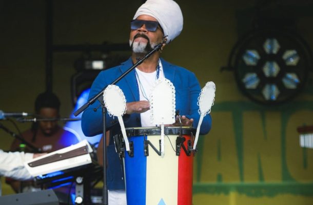 Sua discografia inclui álbuns como “Alfagamabetizado” e “Carlinhos Brown é Carlito Marrón”, que exploram fusões rítmicas. Ao longo dos anos, cada lançamento reafirmou sua busca por inovação e cada construção de repertório, diverso e rico, faz de sua obra referência de experimentação.
