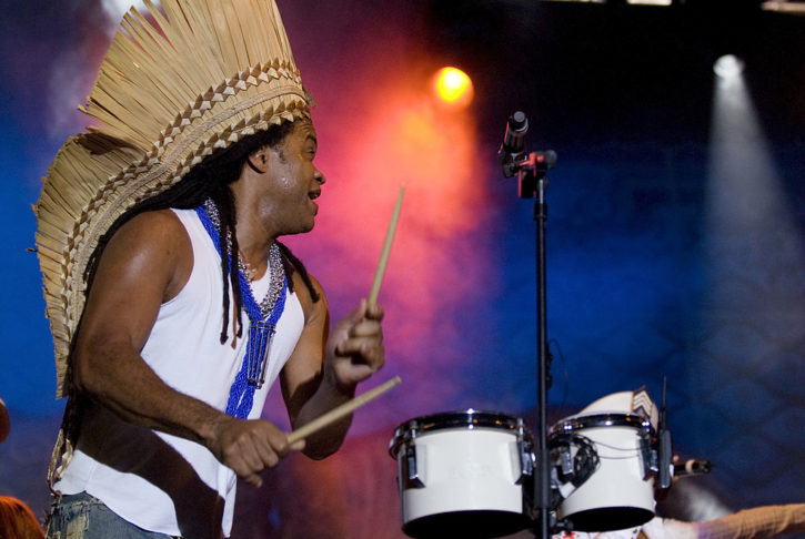 Ainda jovem, Brown se destacou como percussionista em grupos locais devido à sua ousadia rítmica. Ao mesmo tempo, a habilidade em mesclar influências afro-brasileiras com sons contemporâneos o diferenciava. Tal versatilidade abriu portas para colaborações com artistas renomados.
