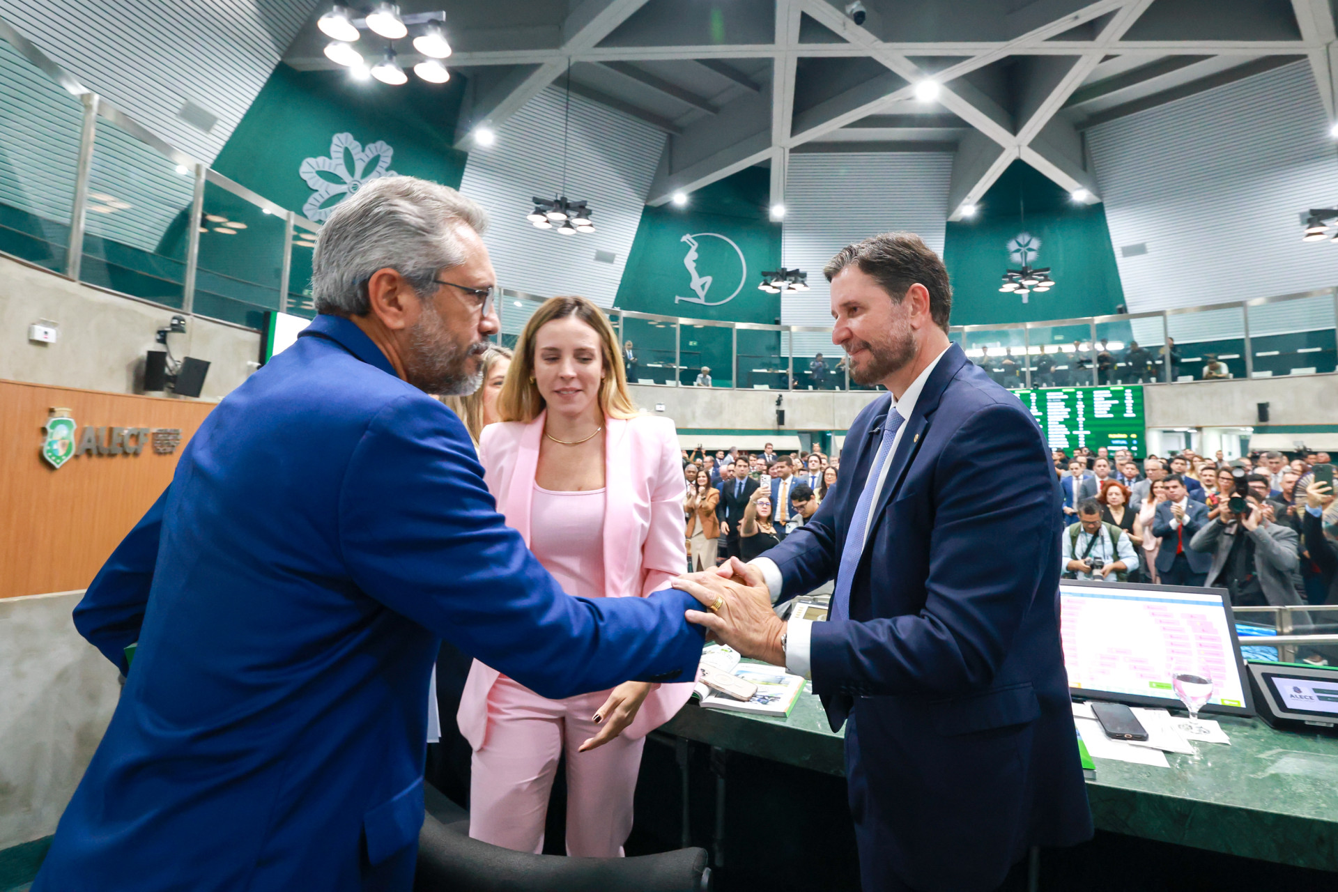 Elmano de Freitas cumprimenta Romeu Aldigueri, presidente da Assembleia, no início dos trabalhos legislativos em 2026 (Foto: fotos Júnior Pio/Assembleia Legislativa do Ceará / ZeRosa Filho / CMFor)