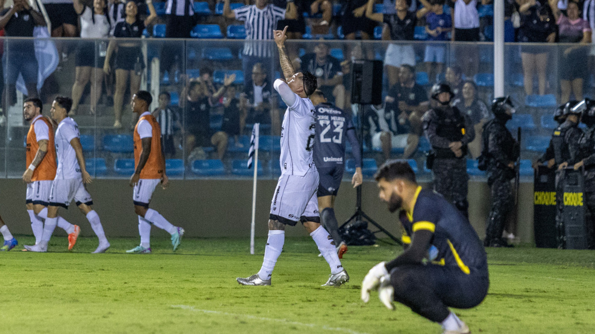 Vina comemora gol de p&ecirc;nalti anotado com o Cear&aacute; contra o Horizonte