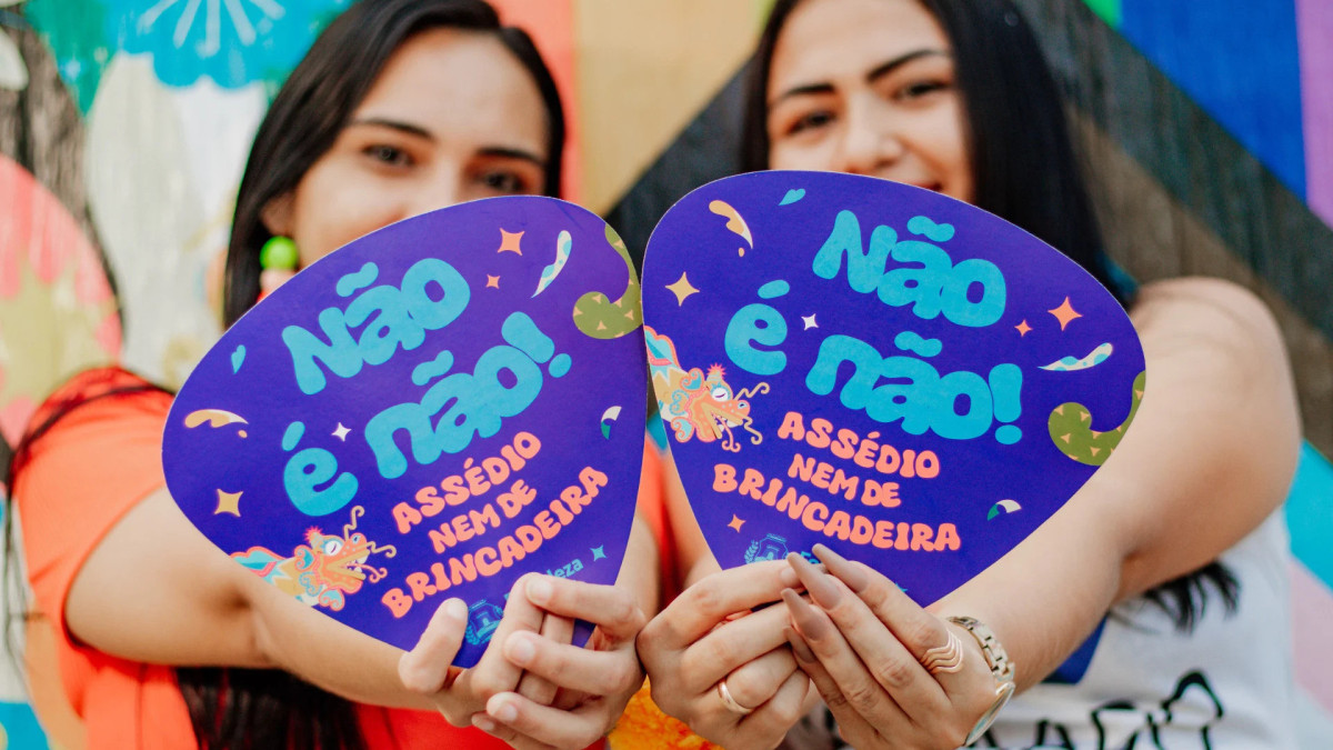 Pol&iacute;cia Civil indica que, em casos de ass&eacute;dio, os primeiros passos s&atilde;o garantir a seguran&ccedil;a da v&iacute;tima e denunciar. Veja onde achar apoio no Carnaval de Fortaleza