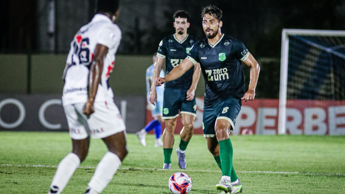 Floresta e Ferrovi&aacute;rio querem surpreender os favoritos ao t&iacute;tulo